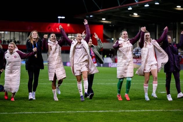 Jovana Damnjanovic (FC Bayern Muenchen, 09), Julia Zigiotti Olme (FC Bayern Muenchen, 16), Katharina Naschenweng (FC Bayern Muenchen, 19), Ena Mahmutovic (FC Bayern Muenchen, 32), Alara Sehitler (FC Bayern Muenchen, 14) jubeln ueber den Sieg und bedanken sich bei den Fans, GER, FC Bayern Muenchen vs Arsenal WFC, Fussball UEFA Women™s Champions League, Gruppe C, 1. Spieltag, Saison 2024 2025, 09.10.2024 GER, FC Bayern Muenchen vs Arsenal WFC, Fussball UEFA Women™s Champions League, 1. Spieltag, Saison 2024 2025, 09.10.2024 Muenchen Copyright: xEibner-Pressefoto Memmlerx EP_MMR