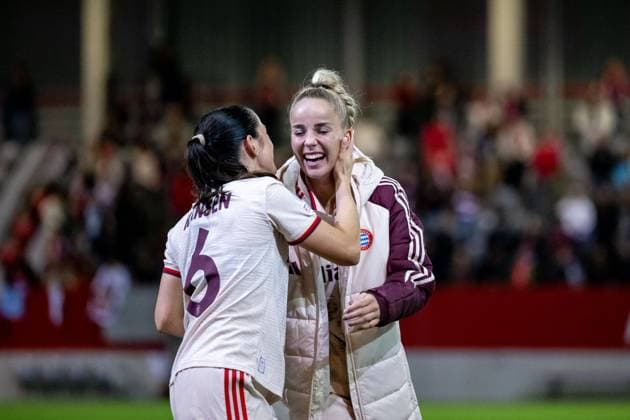 Giulia Gwinn (FC Bayern Muenchen, 07), Tuva Hansen (FC Bayern Muenchen, 06) jubeln ueber den Sieg und bedanken sich bei den Fans, GER, FC Bayern Muenchen vs Arsenal WFC, Fussball UEFA Women™s Champions League, Gruppe C, 1. Spieltag, Saison 2024 2025, 09.10.2024 GER, FC Bayern Muenchen vs Arsenal WFC, Fussball UEFA Women™s Champions League, 1. Spieltag, Saison 2024 2025, 09.10.2024 Muenchen Copyright: xEibner-Pressefoto Memmlerx EP_MMR