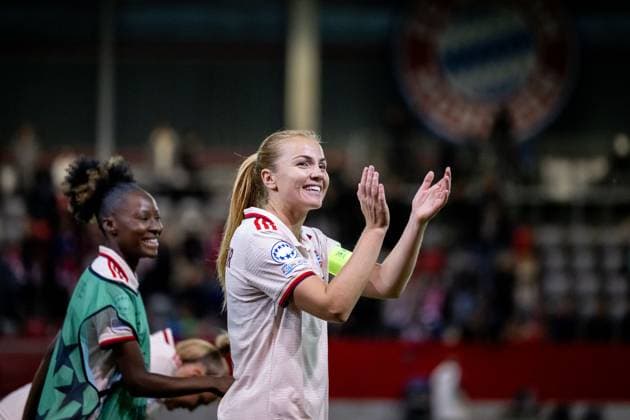 Glodis Perla Viggosdottir (FC Bayern Muenchen, 04), Magou Doucoure (FC Bayern Muenchen, 22) jubeln ueber den Sieg und bedanken sich bei den Fans, GER, FC Bayern Muenchen vs Arsenal WFC, Fussball UEFA Women™s Champions League, Gruppe C, 1. Spieltag, Saison 2024 2025, 09.10.2024 GER, FC Bayern Muenchen vs Arsenal WFC, Fussball UEFA Women™s Champions League, 1. Spieltag, Saison 2024 2025, 09.10.2024 Muenchen Copyright: xEibner-Pressefoto Memmlerx EP_MMR