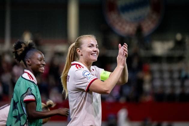 Glodis Perla Viggosdottir (FC Bayern Muenchen, 04), Magou Doucoure (FC Bayern Muenchen, 22) jubeln ueber den Sieg und bedanken sich bei den Fans, GER, FC Bayern Muenchen vs Arsenal WFC, Fussball UEFA Women™s Champions League, Gruppe C, 1. Spieltag, Saison 2024 2025, 09.10.2024 GER, FC Bayern Muenchen vs Arsenal WFC, Fussball UEFA Women™s Champions League, 1. Spieltag, Saison 2024 2025, 09.10.2024 Muenchen Copyright: xEibner-Pressefoto Memmlerx EP_MMR