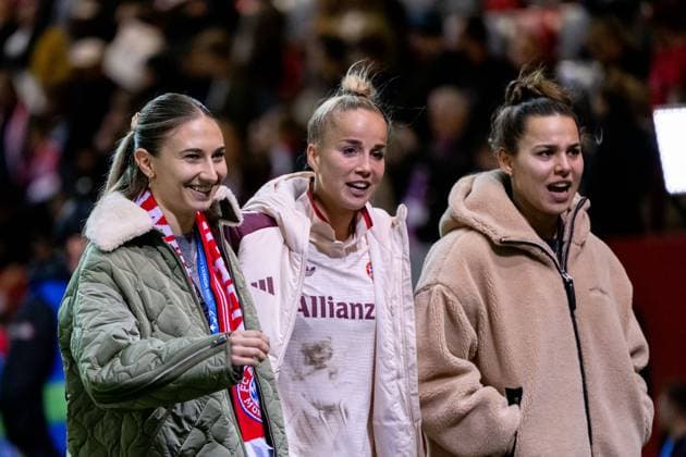 Katharina Naschenweng (FC Bayern Muenchen, 19), Giulia Gwinn (FC Bayern Muenchen, 07), Tuva Hansen (FC Bayern Muenchen, 06) jubeln ueber den Sieg, GER, FC Bayern Muenchen vs Arsenal WFC, Fussball UEFA Women™s Champions League, Gruppe C, 1. Spieltag, Saison 2024 2025, 09.10.2024 GER, FC Bayern Muenchen vs Arsenal WFC, Fussball UEFA Women™s Champions League, 1. Spieltag, Saison 2024 2025, 09.10.2024 Muenchen Copyright: xEibner-Pressefoto Memmlerx EP_MMR