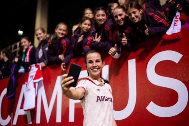 Tuva Hansen (FC Bayern Muenchen, 06) macht Selfies mit den Fans, GER, FC Bayern Muenchen vs Arsenal WFC, Fussball UEFA Women™s Champions League, Gruppe C, 1. Spieltag, Saison 2024 2025, 09.10.2024 GER, FC Bayern Muenchen vs Arsenal WFC, Fussball UEFA Women™s Champions League, 1. Spieltag, Saison 2024 2025, 09.10.2024 Muenchen Copyright: xEibner-Pressefoto Memmlerx EP_MMR