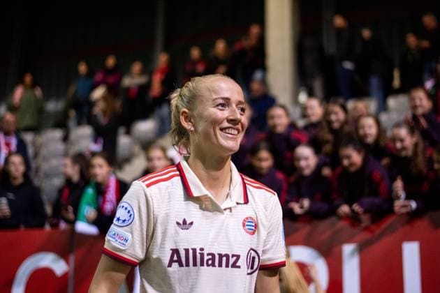 Lea Schueller (FC Bayern Muenchen, 11) freut sich ueber den Sieg, GER, FC Bayern Muenchen vs Arsenal WFC, Fussball UEFA Women™s Champions League, Gruppe C, 1. Spieltag, Saison 2024 2025, 09.10.2024 GER, FC Bayern Muenchen vs Arsenal WFC, Fussball UEFA Women™s Champions League, 1. Spieltag, Saison 2024 2025, 09.10.2024 Muenchen Copyright: xEibner-Pressefoto Memmlerx EP_MMR
