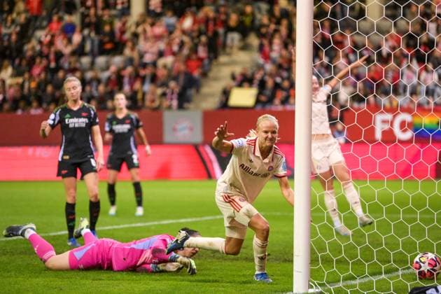 Sport Bilder des Tages Fußball, UEFA Womens Champions League, 20241009, FC Bayern München - Arsenal WFC. Im Bild v.l. Manuela ZINSBERGER (Arsenal WFC, 1), Pernille HARDER (FC Bayern München Frauen, 21) Tor 5:2. München FC Bayern Campus Bayern Deutschland Copyright: Passion2Press MarkusxFischerx