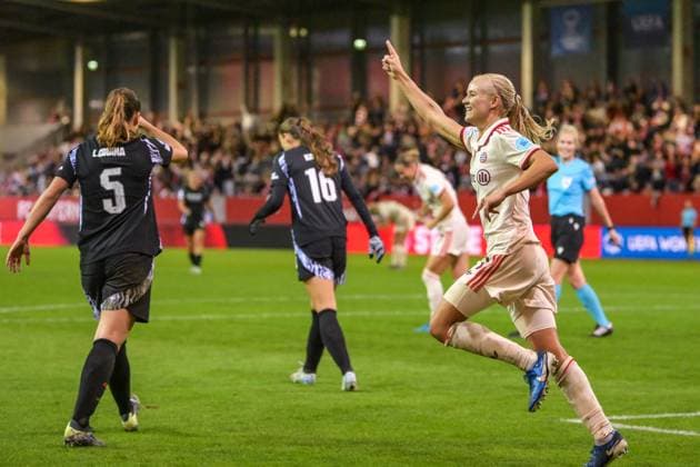 Fußball, UEFA Womens Champions League, 20241009, FC Bayern München - Arsenal WFC. Im Bild Torschützin T0r 5:2 Pernille HARDER (FC Bayern München Frauen, 21) Torjubel bejubelt Jubel. München FC Bayern Campus Bayern Deutschland Copyright: Passion2Press MarkusxFischerx