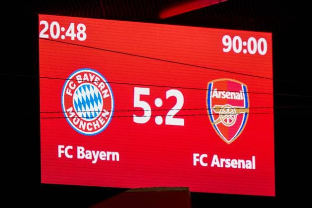 Fußball, UEFA Womens Champions League, 20241009, FC Bayern München - Arsenal WFC. Im Bild Anzeigetafel Leinwand Videowall Videowand Endstand 5:2. München FC Bayern Campus Bayern Deutschland Copyright: Passion2Press MarkusxFischerx