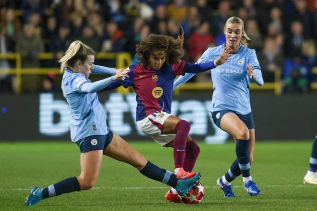Manchester, England, October 9th 2024: Vicky Lopez (19 FC Barcelona, Barca receives pressure from Lauren Hemp (11 Manchester City) and Jill Roord (10 Manchester City) during the UEFA Womens Champions League game between Manchester City and Barcelona at Joie Stadium in Manchester, England (Alexander Canillas SPP) Copyright: xAlexanderxCanillas SPPx spp-en-AlCa-9U2A0640