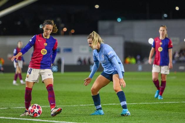 Manchester, England, October 9th 2024: Aitana Bonmati (14 FC Barcelona, Barca receives pressure from Lauren Hemp (11 Manchester City) during the UEFA Womens Champions League game between Manchester City and Barcelona at Joie Stadium in Manchester, England (Alexander Canillas SPP) Copyright: xAlexanderxCanillas SPPx spp-en-AlCa-0V1A0449