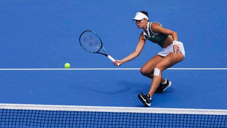 Tennis, WTA-Turnier in Wuhan WUHAN, CHINA - OCTOBER 10: Magda Linette of Poland competes in the Women s Singles Round of 16 match against Daria Kasatkina of Russia on day six of 2024 Wuhan Open at Optics Valley International Tennis Center on October 10, 2024 in Wuhan, Hubei Province of China.  Copyright: xVCGx 111522941423