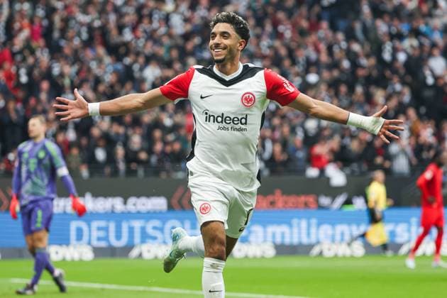 Fußball 1. Bundesliga - Eintracht Frankfurt - FC Bayern München am 06.10.2024 im Deutsche Bank Park in Frankfurt Jubel, Torjubel, Torschuetze, Torschütze Omar Marmoush (Frankfurt 7) jubelt nach seinem Tor zum 1 zu 1