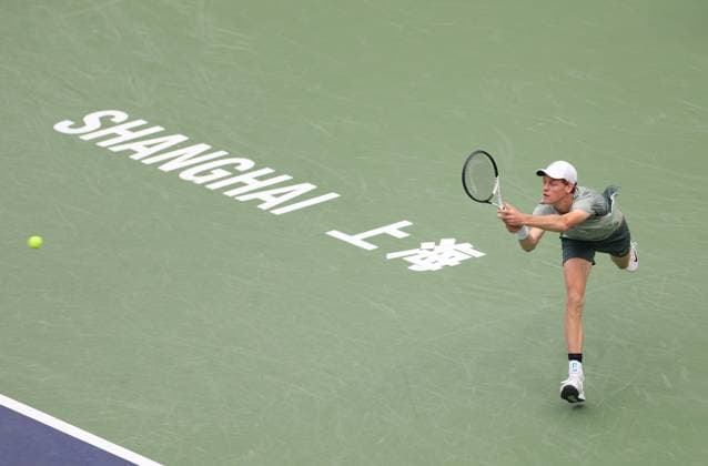 (241010) -- SHANGHAI, Oct. 10, 2024 -- Jannik Sinner hits a return during the men s singles quarterfinal match between Jannik Sinner of Italy and Daniil Medvedev of Russia at the ATP, Tennis Herren World Tour Shanghai Masters tennis tournament in Shanghai, east China, Oct. 10, 2024. ) (SP)CHINA-SHANGHAI-TENNIS-ATP TOUR-SHANGHAI MASTERS(CN) BaixXuefei 