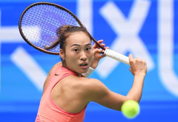 (241010) -- WUHAN, Oct. 10, 2024 -- Zheng Qinwen hits a return during the women s singles round of 16 match between Zheng Qinwen of China and Leylah Fernandez of Canada at the 2024 Wuhan Open tennis tournament in Wuhan, capital of central China s Hubei Province, Oct. 10, 2024. ) (SP)CHINA-WUHAN-TENNIS-WUHAN OPEN-WOMEN S SINGLES (CN) DuxZixuan 