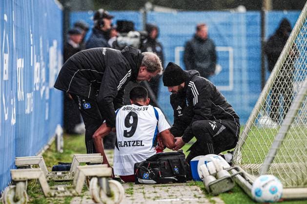 Sport Bilder des Tages Verletzung Robert Glatzel (Hamburger SV, 09) GER, Hamburger SV vs. Aarhus GF, Fussball, Testspiel, Saison 2024 2025, 10.10.2024 GER, Hamburger SV vs. Aarhus GF, Fussball, Testspiel, Saison 2024 2025, 10.10.2024 Hamburg *** Injury Robert Glatzel Hamburger SV, 09 GER, Hamburger SV vs Aarhus GF, Football, Test match, Season 2024 2025, 10 10 2024 GER, Hamburger SV vs Aarhus GF, Football, Test match, Season 2024 2025, 10 10 2024 Hamburg Copyright: xEibner-Pressefoto MarcelxvonxFehrnx EP_MFN