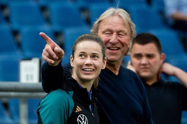 Stina Johannes (Deutschland, 21), Horst Hrubesch (Deutschland, Trainer), GER, Deutschland (GER) vs Oesterreich (AUT), DFB Frauen Nationalmannschaft, UEFA Frauen Fussball Womens Euro 2025 Qualifiers, 6. Spieltag, 16.07.2024 GER, Deutschland (GER) vs Oesterreich (AUT), DFB Frauen Nationalmannschaft, UEFA Frauen Fussball Womens Euro 2025 Qualifiers, 6. Spieltag, 16.07.2024 Hannover *** Stina Johannes Germany, 21 , Horst Hrubesch Germany, Coach , GER, Germany GER vs Austria AUT , DFB Womens National Team, UEFA Womens Football Womens Euro 2025 Qualifiers, Matchday 6, 16 07 2024 GER, Germany GER vs Austria AUT , DFB Womens National Team, UEFA Womens Football Womens Euro 2025 Qualifiers, Matchday 6, 16 07 2024 Hannover Copyright: xEibner-Pressefoto Memmlerx EP_MMR
