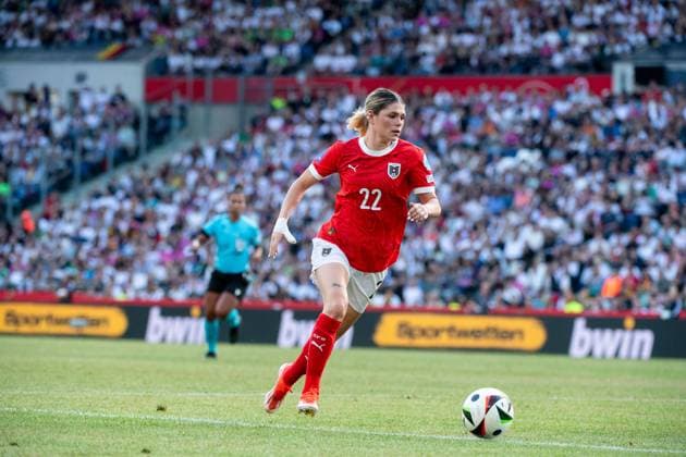 Eileen Campbell (Oesterreich, 22) am Ball, GER, Deutschland (GER) vs Oesterreich (AUT), DFB Frauen Nationalmannschaft, UEFA Frauen Fussball Womens Euro 2025 Qualifiers, 6. Spieltag, 16.07.2024 GER, Deutschland (GER) vs Oesterreich (AUT), DFB Frauen Nationalmannschaft, UEFA Frauen Fussball Womens Euro 2025 Qualifiers, 6. Spieltag, 16.07.2024 Hannover Copyright: xEibner-Pressefoto Memmlerx EP_MMR