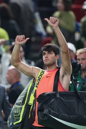 (241010) -- SHANGHAI, Oct. 10, 2024 -- Carlos Alcaraz greets the spectators after the men s singles quarterfinal match between Carlos Alcaraz of Spain and Tomas Machac of the Czech Republic at the ATP, Tennis Herren World Tour Shanghai Masters tennis tournament in Shanghai, east China, Oct. 10, 2024. ) (SP)CHINA-SHANGHAI-TENNIS-ATP TOUR-SHANGHAI MASTERS(CN) BaixXuefei 