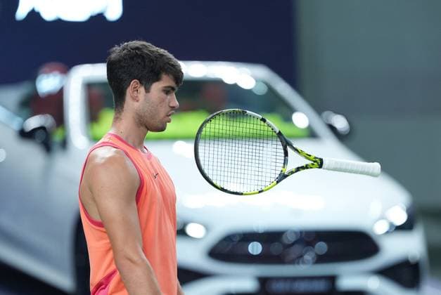 (241010) -- SHANGHAI, Oct. 10, 2024 -- Carlos Alcaraz reacts during the men s singles quarterfinal match between Carlos Alcaraz of Spain and Tomas Machac of the Czech Republic at the ATP, Tennis Herren World Tour Shanghai Masters tennis tournament in Shanghai, east China, Oct. 10, 2024. ) (SP)CHINA-SHANGHAI-TENNIS-ATP TOUR-SHANGHAI MASTERS(CN) BaixXuefei 