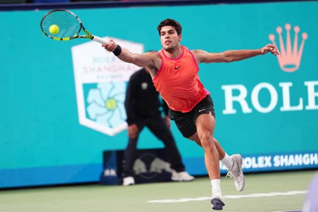 Sport Bilder des Tages (241010) -- SHANGHAI, Oct. 10, 2024 -- Carlos Alcaraz hits a return during the men s singles quarterfinal match between Carlos Alcaraz of Spain and Tomas Machac of the Czech Republic at the ATP, Tennis Herren World Tour Shanghai Masters tennis tournament in Shanghai, east China, Oct. 10, 2024. ) (SP)CHINA-SHANGHAI-TENNIS-ATP TOUR-SHANGHAI MASTERS(CN) XuxYanan 