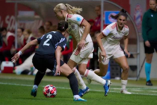 2024 25 UEFA Women™s Champions League FC Bayern München Frauen vs Arsenal WFC, Croup C, Matchday 1, Saison 2024 2025, FC Bayern München Frauen vs Arsenal WFC, GER, 2024-10-09, FC Bayern Campus München, FOX Emily (Arsenal WFC 02), HARDER Pernille (FC Bayern München 21), sportworld München FC Bayern Campus Bayern Deutschland