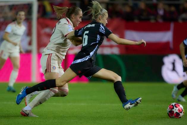 2024 25 UEFA Women™s Champions League FC Bayern München Frauen vs Arsenal WFC, Croup C, Matchday 1, Saison 2024 2025, FC Bayern München Frauen vs Arsenal WFC, GER, 2024-10-09, FC Bayern Campus München, LOHMANN Sydney (FC Bayern München 12), WILLIAMSON Leah (Arsenal WFC 06), sportworld München FC Bayern Campus Bayern Deutschland