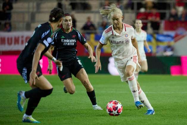 2024 25 UEFA Women™s Champions League FC Bayern München Frauen vs Arsenal WFC, Croup C, Matchday 1, Saison 2024 2025, FC Bayern München Frauen vs Arsenal WFC, GER, 2024-10-09, FC Bayern Campus München, CALDENTEY Mariona (Arsenal WFC 08), HARDER Pernille (FC Bayern München 21), sportworld München FC Bayern Campus Bayern Deutschland