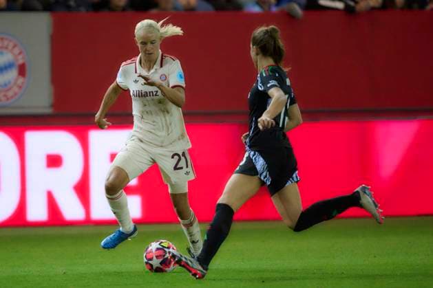 2024 25 UEFA Women™s Champions League FC Bayern München Frauen vs Arsenal WFC, Croup C, Matchday 1, Saison 2024 2025, FC Bayern München Frauen vs Arsenal WFC, GER, 2024-10-09, FC Bayern Campus München, HARDER Pernille (FC Bayern München 21), WÄLTI Lia (Arsenal WFC 13), sportworld München FC Bayern Campus Bayern Deutschland
