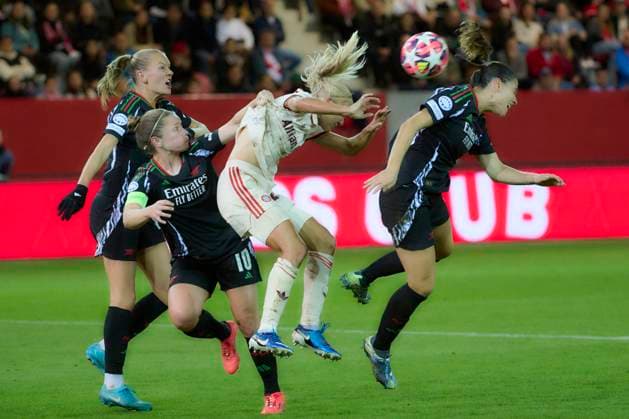 2024 25 UEFA Women™s Champions League FC Bayern München Frauen vs Arsenal WFC, Croup C, Matchday 1, Saison 2024 2025, FC Bayern München Frauen vs Arsenal WFC, GER, 2024-10-09, FC Bayern Campus München, LITTLE Kim (Arsenal WFC 10), HARDER Pernille (FC Bayern München 21), PANEDAS Cordina (Arsenal WFC 05), HURTIG Lina (Arsenal WFC 17), sportworld München FC Bayern Campus Bayern Deutschland