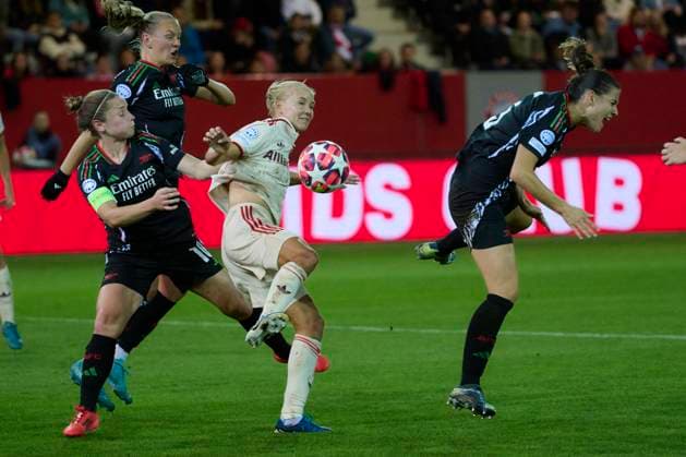 2024 25 UEFA Women™s Champions League FC Bayern München Frauen vs Arsenal WFC, Croup C, Matchday 1, Saison 2024 2025, FC Bayern München Frauen vs Arsenal WFC, GER, 2024-10-09, FC Bayern Campus München, LITTLE Kim (Arsenal WFC 10), HARDER Pernille (FC Bayern München 21), PANEDAS Cordina (Arsenal WFC 05), HURTIG Lina (Arsenal WFC 17), sportworld München FC Bayern Campus Bayern Deutschland