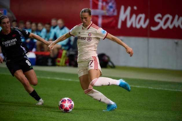 2024 25 UEFA Women™s Champions League FC Bayern München Frauen vs Arsenal WFC, Croup C, Matchday 1, Saison 2024 2025, FC Bayern München Frauen vs Arsenal WFC, GER, 2024-10-09, FC Bayern Campus München, BÜHL Klara (FC Bayern München 17), sportworld München FC Bayern Campus Bayern Deutschland