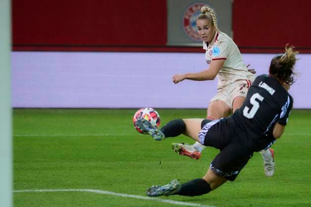 2024 25 UEFA Women™s Champions League FC Bayern München Frauen vs Arsenal WFC, Croup C, Matchday 1, Saison 2024 2025, FC Bayern München Frauen vs Arsenal WFC, GER, 2024-10-09, FC Bayern Campus München, GWINN Giulia (FC Bayern München 7), PANEDAS Cordina (Arsenal WFC 05), sportworld München FC Bayern Campus Bayern Deutschland