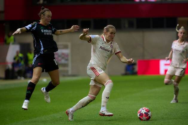2024 25 UEFA Women™s Champions League FC Bayern München Frauen vs Arsenal WFC, Croup C, Matchday 1, Saison 2024 2025, FC Bayern München Frauen vs Arsenal WFC, GER, 2024-10-09, FC Bayern Campus München, LOHMANN Sydney (FC Bayern München 12), sportworld München FC Bayern Campus Bayern Deutschland