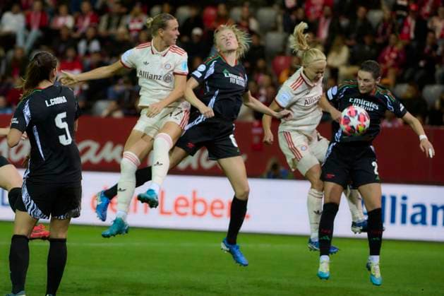 2024 25 UEFA Women™s Champions League FC Bayern München Frauen vs Arsenal WFC, Croup C, Matchday 1, Saison 2024 2025, FC Bayern München Frauen vs Arsenal WFC, GER, 2024-10-09, FC Bayern Campus München, BÜHL Klara (FC Bayern München 17), WILLIAMSON Leah (Arsenal WFC 06), PANEDAS Cordina (Arsenal WFC 05), HARDER Pernille (FC Bayern München 21), FOX Emily (Arsenal WFC 02), sportworld München FC Bayern Campus Bayern Deutschland