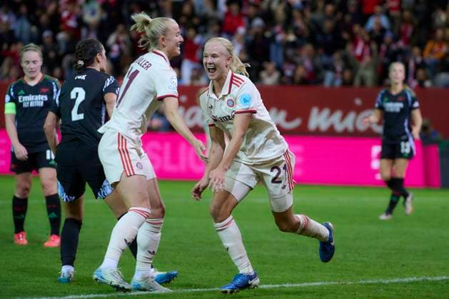 2024 25 UEFA Women™s Champions League FC Bayern München Frauen vs Arsenal WFC, Croup C, Matchday 1, Saison 2024 2025, FC Bayern München Frauen vs Arsenal WFC, GER, 2024-10-09, FC Bayern Campus München, SCHÜLLER Lea (FC Bayern München 11), HARDER Pernille (FC Bayern München 21), sportworld München FC Bayern Campus Bayern Deutschland