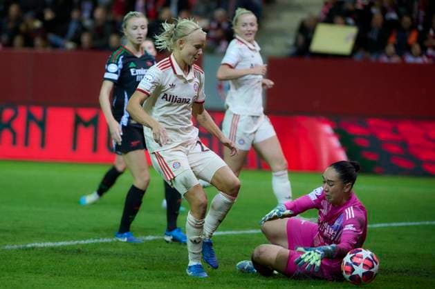 Sport Bilder des Tages 2024 25 UEFA Women™s Champions League FC Bayern München Frauen vs Arsenal WFC, Croup C, Matchday 1, Saison 2024 2025, FC Bayern München Frauen vs Arsenal WFC, GER, 2024-10-09, FC Bayern Campus München, Tor durch HARDER Pernille (FC Bayern München 21), ZINSBERGER Manuela (Arsenal WFC 01), sportworld München FC Bayern Campus Bayern Deutschland