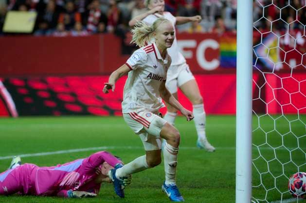 2024 25 UEFA Women™s Champions League FC Bayern München Frauen vs Arsenal WFC, Croup C, Matchday 1, Saison 2024 2025, FC Bayern München Frauen vs Arsenal WFC, GER, 2024-10-09, FC Bayern Campus München, Tor durch HARDER Pernille (FC Bayern München 21), ZINSBERGER Manuela (Arsenal WFC 01), sportworld München FC Bayern Campus Bayern Deutschland