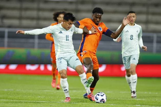 ALMELO, 10-10-2024 , Asito Stadium, football, Friendly, season 2024 2025, during the match Netherlands U21, U 21 - Mexico U21, (L-R) Mexico U21 player Emilio Rodriguez, Netherlands U21 player Ezechiel Banzuzi Netherlands U21 - Mexico U21  x26441916x Copyright: