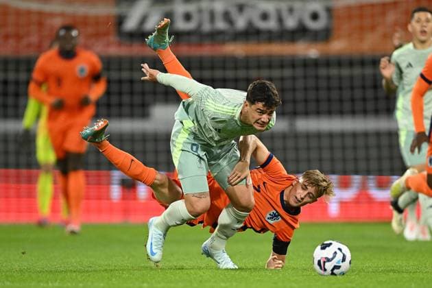 ALMELO - (l-r), Luca Martinez of Mexico U21, U 21 Max Bruns of Holland U21 during the friendly Interland match between Netherlands O21 and Mexico O21 at the Erve Asito stadium on Oct. 10, 2024 in Almelo, Netherlands. ANP Hollandse Hoogte International Friendly, Länderspiel, Nationalmannschaft 2024 25 xVIxANPxSportx xGerritxvanxKeulenxIVx 510550002 originalFilename: 510550002.jpg