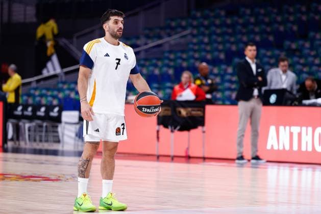 October 10, 2024, Madrid, Madrid, SPAIN: Facundo Campazzo of Real Madrid warms up during the Turkish Airlines EuroLeague, basketball match played between Real Madrid and Partizan Mozzart Bet Belgrade at WiZink Center on October 10, 2024 in Madrid, Spain. Madrid SPAIN - ZUMAa181 20241010_zaa_a181_075 Copyright: xDennisxAgyemanx