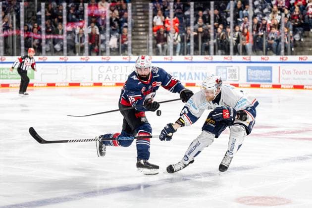 Bilder des Jahres 2024, Sport 10 Oktober Sport Bilder des Tages 10.10.2024 - Eishockey - Saison 2024 2025 - Penny DEL - Nürnberg Ice Tigers Icetigers - Iserlohn Roosters - ThHa - xthxhax - Charlie Gerard (95, Nürnberg Ice Tigers, NIT ) Stanislav Dietz (67, Iserlohn Roosters ) *** 10 10 2024 Ice Hockey Season 2024 2025 Penny DEL Nuremberg Ice Tigers Icetigers Iserlohn Roosters ThHa xthxhax Charlie Gerard 95, Nuremberg Ice Tigers, NIT Stanislav Dietz 67, Iserlohn Roosters