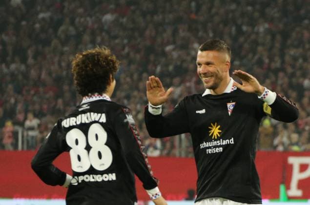 Sport Bilder des Tages 10.10.2024, xgrfx, Fussball Abschiedsspiel, Lukas Podolski Team emspor, v.l. Tor, Lukas Podolski (Podolskis 11) (DFL DFB REGULATIONS PROHIBIT ANY USE OF PHOTOGRAPHS as IMAGE SEQUENCES and or QUASI-VIDEO) Köln *** 10 10 2024, xgrfx, football farewell match, Lukas Podolski Team emspor, v l goal, Lukas Podolski Podolskis 11 DFL DFB REGULATIONS PROHIBIT ANY USE OF PHOTOGRAPHS as IMAGE SEQUENCES and or QUASI VIDEO Cologne