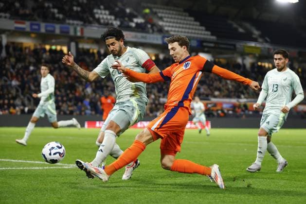 ALMELO, 10-10-2024 , Asito Stadium, football, Friendly, season 2024 2025, during the match Netherlands U21, U 21 - Mexico U21, (L-R) Mexico U21 player Jesus Gomez, Netherlands U21 player Youri Regeer Netherlands U21 - Mexico U21  x26442984x Copyright: