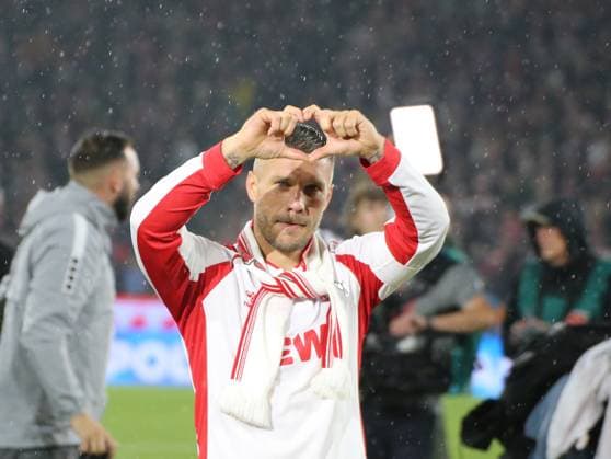 Sport Bilder des Tages 10.10.2024, xgrfx, Fussball Abschiedsspiel, Lukas Podolski Team emspor, v.l. Lukas Podolski bei seinem Abschied vor den Kölner Fans (1.FC Köln) (DFL DFB REGULATIONS PROHIBIT ANY USE OF PHOTOGRAPHS as IMAGE SEQUENCES and or QUASI-VIDEO) Köln *** 10 10 2024, xgrfx, football farewell match, Lukas Podolski Team emspor, v l Lukas Podolski at his farewell in front of the Cologne fans 1 FC Köln DFL DFB REGULATIONS PROHIBIT ANY USE OF PHOTOGRAPHS as IMAGE SEQUENCES and or QUASI VIDEO Köln