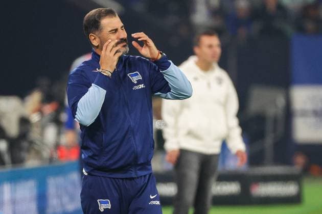 2. Bundesliga - FC Schalke 04 - Hertha BSC Berlin am 05.10.2024 in der Veltins-Arena auf Schalke Trainer Cristian Fiel (Hertha) unzufrieden, enttäuscht, enttaeuscht, niedergeschlagen *** 2 Bundesliga FC Schalke 04 Hertha BSC Berlin on 05 10 2024 at the Veltins Arena in Schalke Coach Cristian Fiel Hertha dissatisfied, disappointed, disappointed, dejected MH