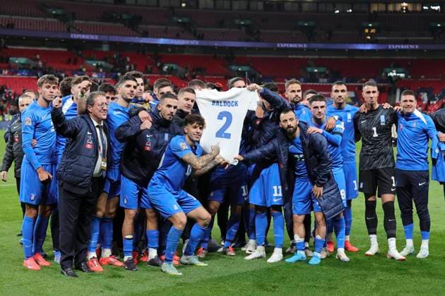England v Greece UEFA Nations League The Greek team hold up a shirt with George Baldock™s name on it at the end of the UEFA Nations League Group F match at Wembley Stadium, London UK Newspapers OUT Copyright: xPaulxChestertonx FIL-20749-0110
