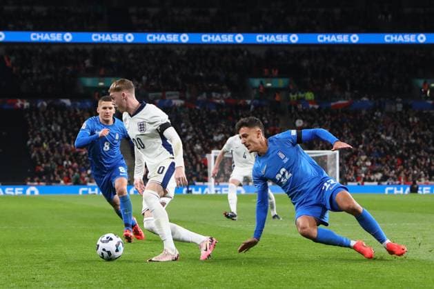 London, England, October 10th 2024: Cole Palmer (20 England) and Dimitris Giannoulis (22 Greece) during the UEFA Nations League game between England and Greece at Wembley Stadium in London, England (Alexander Canillas SPP) Copyright: xAlexanderxCanillas SPPx spp-en-AlCa-C5V_1359