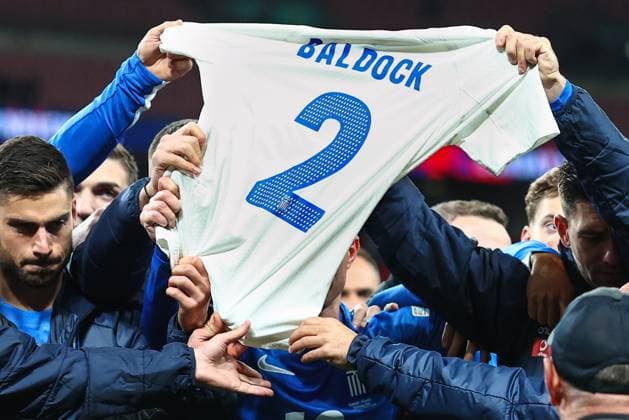 England v Greece 10 October 2024, London - International Football, UEFA Nation™s League - England v Greece - The Greece players hold up a shirt bearing George Baldock™s name and number after their victory over England - Photo: Charlotte Wilson Offside. London UK Copyright: xCharlottexWilsonx xOffsidexOffside