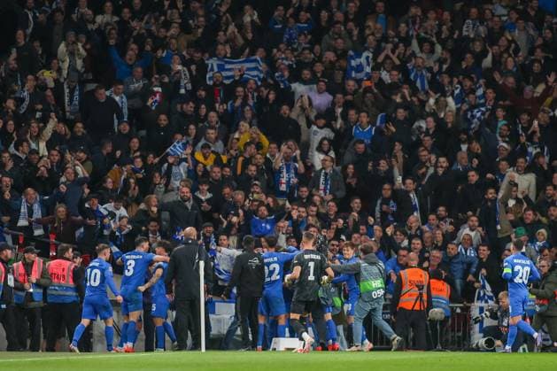 London, England, October 10th 2024: Greece players celebrate with their fans after a late goal by Vangelis Pavlidis (14 Greece) during the UEFA Nations League game between England and Greece at Wembley Stadium in London, England (Alexander Canillas SPP) Copyright: xAlexanderxCanillas SPPx spp-en-AlCa-9U2A1977