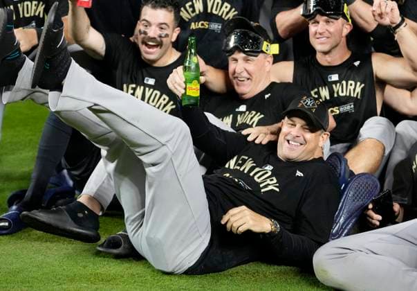 New York Yankees Manager Aaron Boone and Yankees players take a team photo on the field after defeating the Kansas City Royals in game four of the MLB, Baseball Herren, USA ALDS at Kauffman Stadium in Kansas City, Missouri on Thursday, October 10, 2024. The Yankees defeated the Royals 3-1 and advance to the ALCS.  KCP20241010196 JONxROBICHAUD
