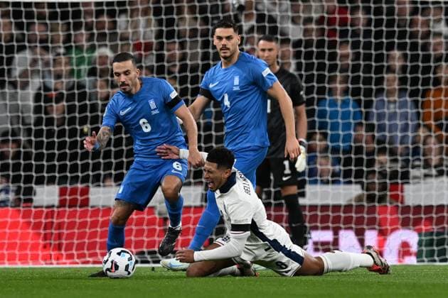 England v Greece UEFA Nations League 10 10 2024. Group 2 Dimitris Kourbells (6) of Greece on the attack battles for possession with Jude Bellingham (8) of England during the UEFA Nations League match between England and Greece at Wembley Stadium, London, England on 10 October 2024. London Wembley Stadium Greater London England Editorial use only , Copyright: xGrahamxHuntx PSI-20580-0310