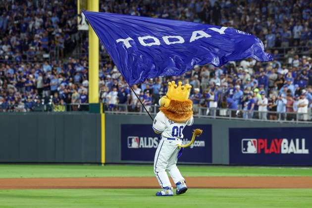MLB, Baseball Herren, USA 2024: ALDS Yankees vs Royals OCT 10 October 10, 2024: Kansas City Royals mascot Sluggerrr waves a flag before game 4 of the American League Division Series against the New York Yankees at Kauffman Stadium in Kansas City, MO. David Smith CSM (Credit Image: Â David Smith Cal Media) Kansas City Mo United States of America EDITORIAL USE ONLY Copyright: xx ZUMA-20241010_zma_c04_060.jpg DavidxSmithx csmphotothree304988